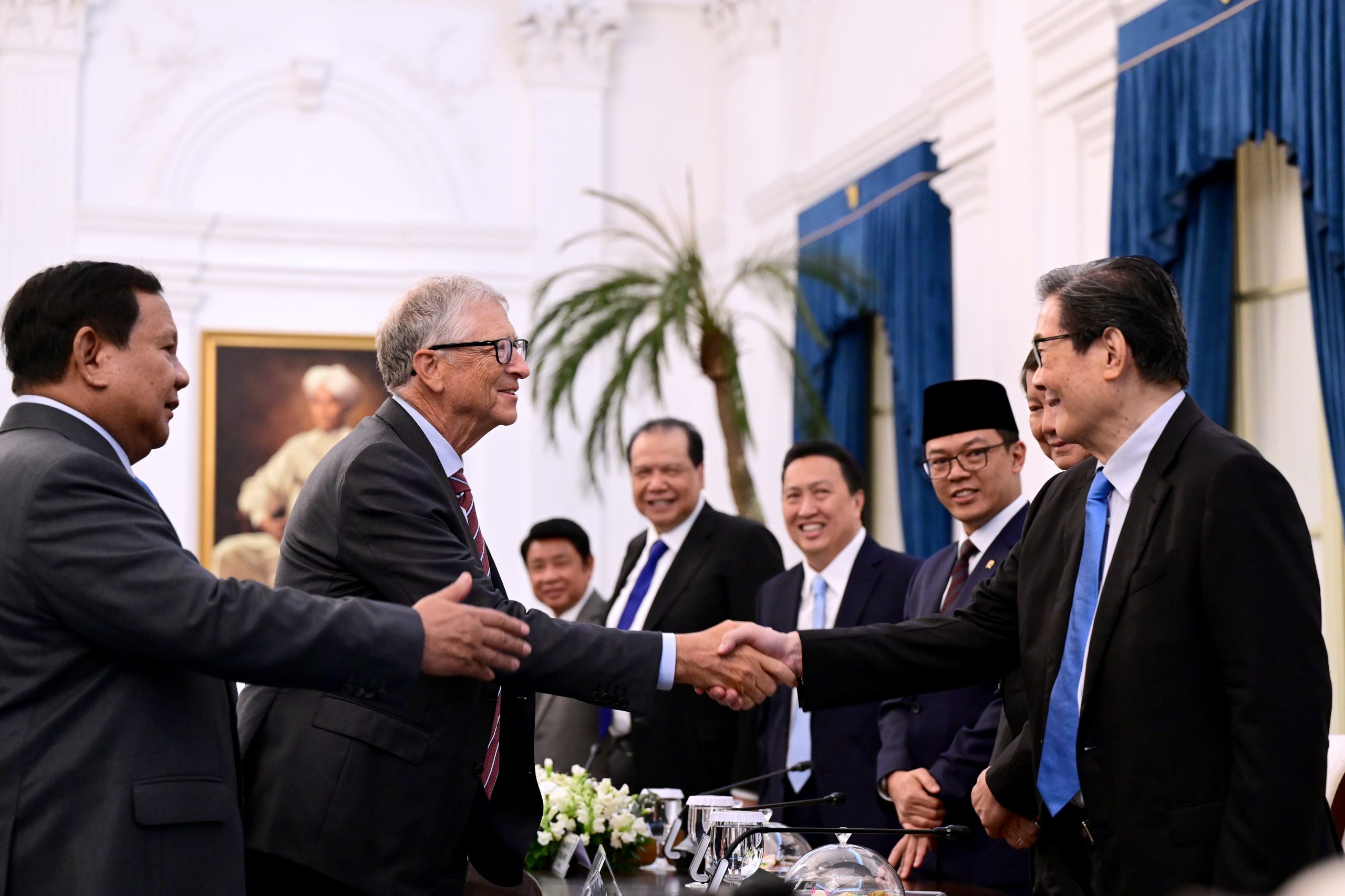 Indonesian President Prabowo introduces businessman Prajogo Pangestu to philanthropist Bill Gates with a handshake during a formal meeting in Presidential Palace of Indonesia.