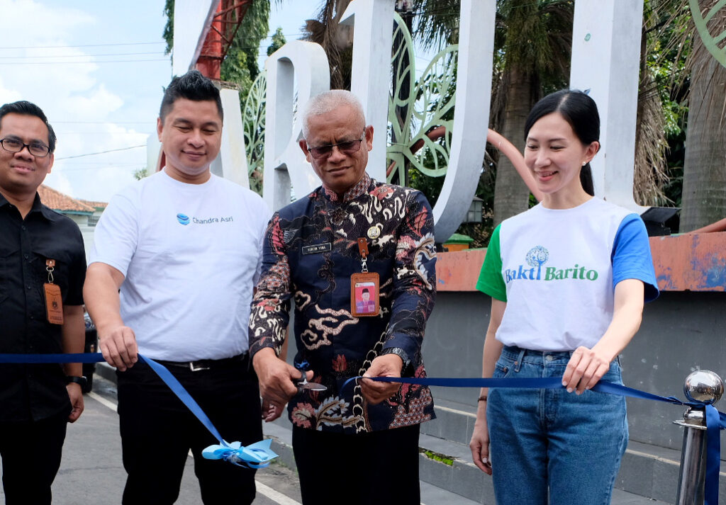 Fifi Pangestu, Executive Director of Bakti Barito, joins the Garut Regency Regent and a representative from Chandra Asri in a ribbon-cutting ceremony to inaugurate a new plastic asphalt road in Garut.