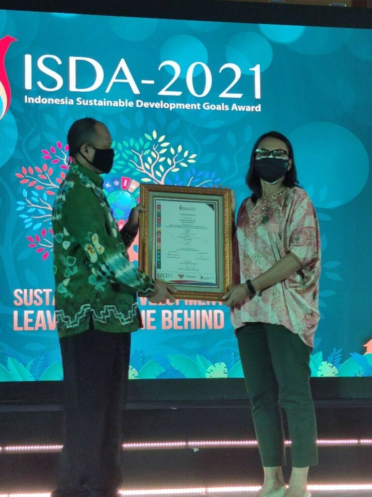 Dian A. Purbasari Receiving an award for Bakti Barito Foundation