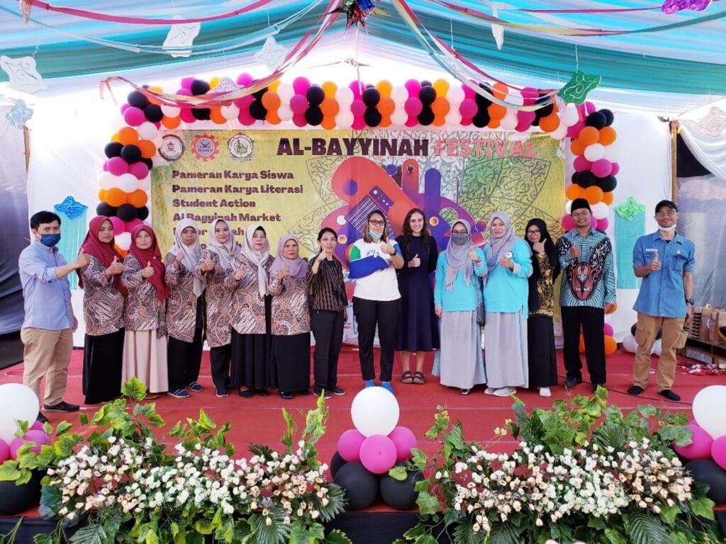 Dian A. Purbasari from the Bakti Barito Foundation join teachers and community members at the Al-Bayyinah Festival.