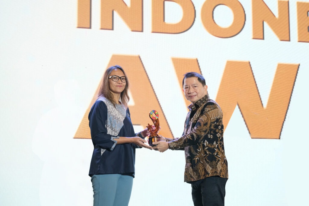 Bakti Barito Bakti Pangan Lestari Program: Former Minister for National Development Planning of Indonesia Suharso Monoarfa hands an SDG Award to Director of Bakti Barito Dian A. Purbasari during the Indonesian's SDGs Actions Awards 2023.