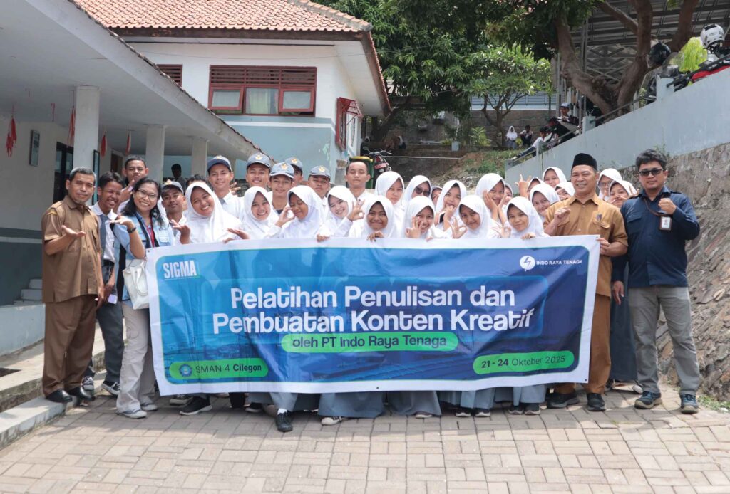 Students from SMAN 4 Cilegon participate in a "Creative Content Writing and Creation" workshop.